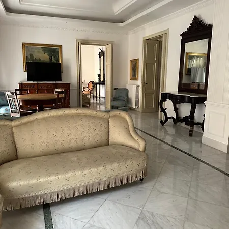 Luxury On The Square *